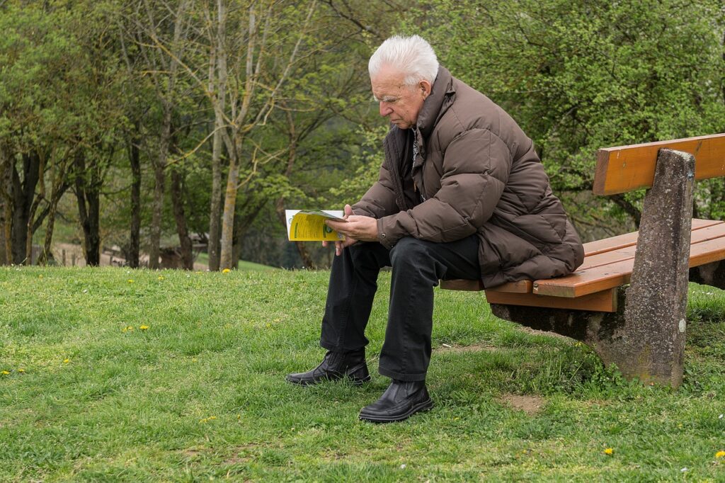 退職して本を読む男性