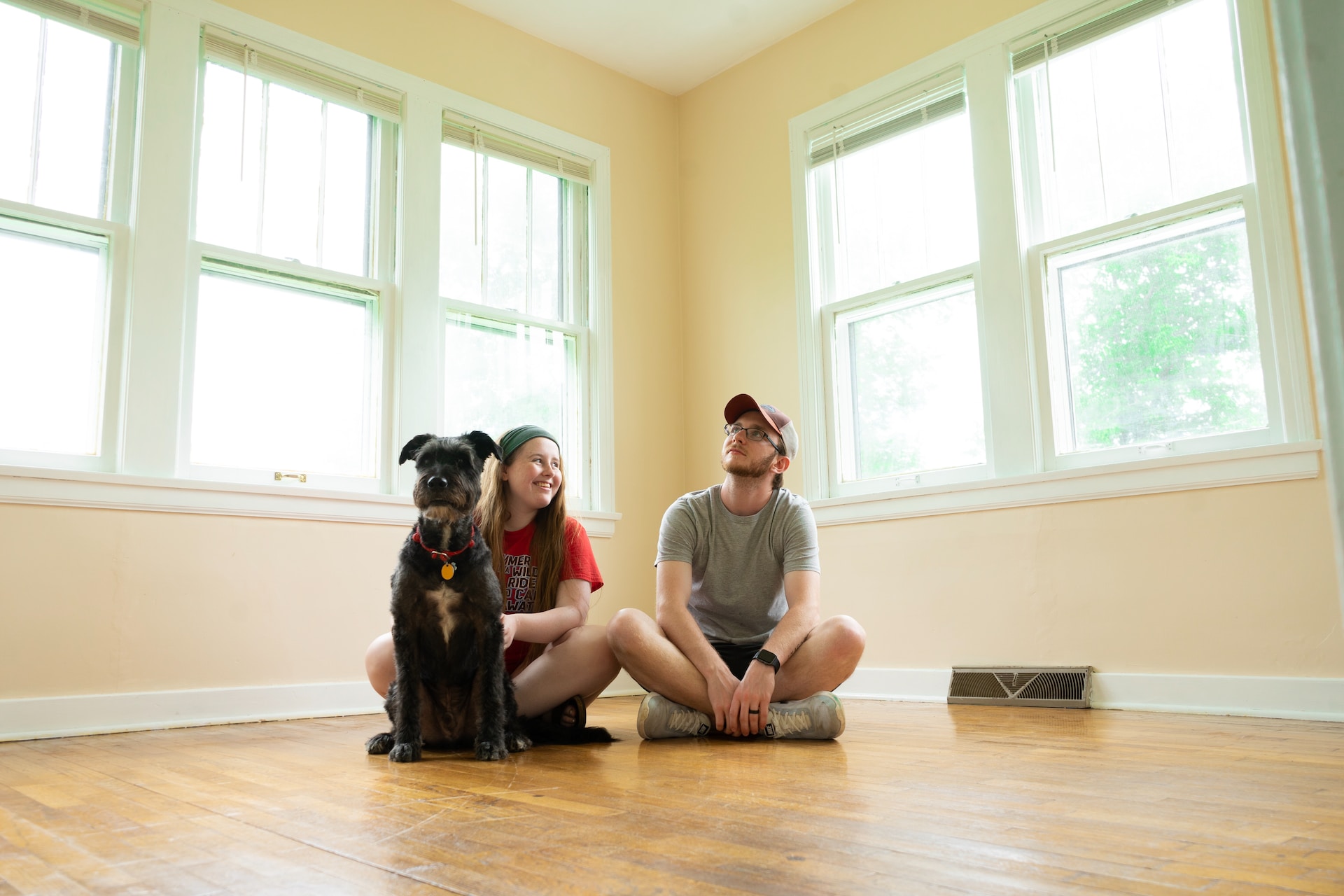 新居を見るカップルと犬