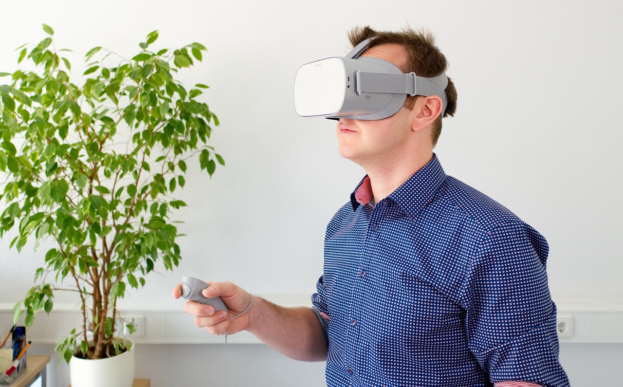 VR機器で遊ぶ男性