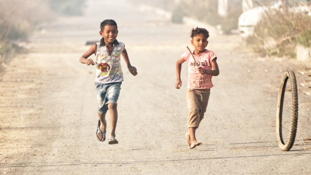 道路で遊ぶ子ども