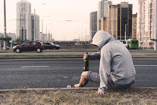 道路でお酒を飲む男